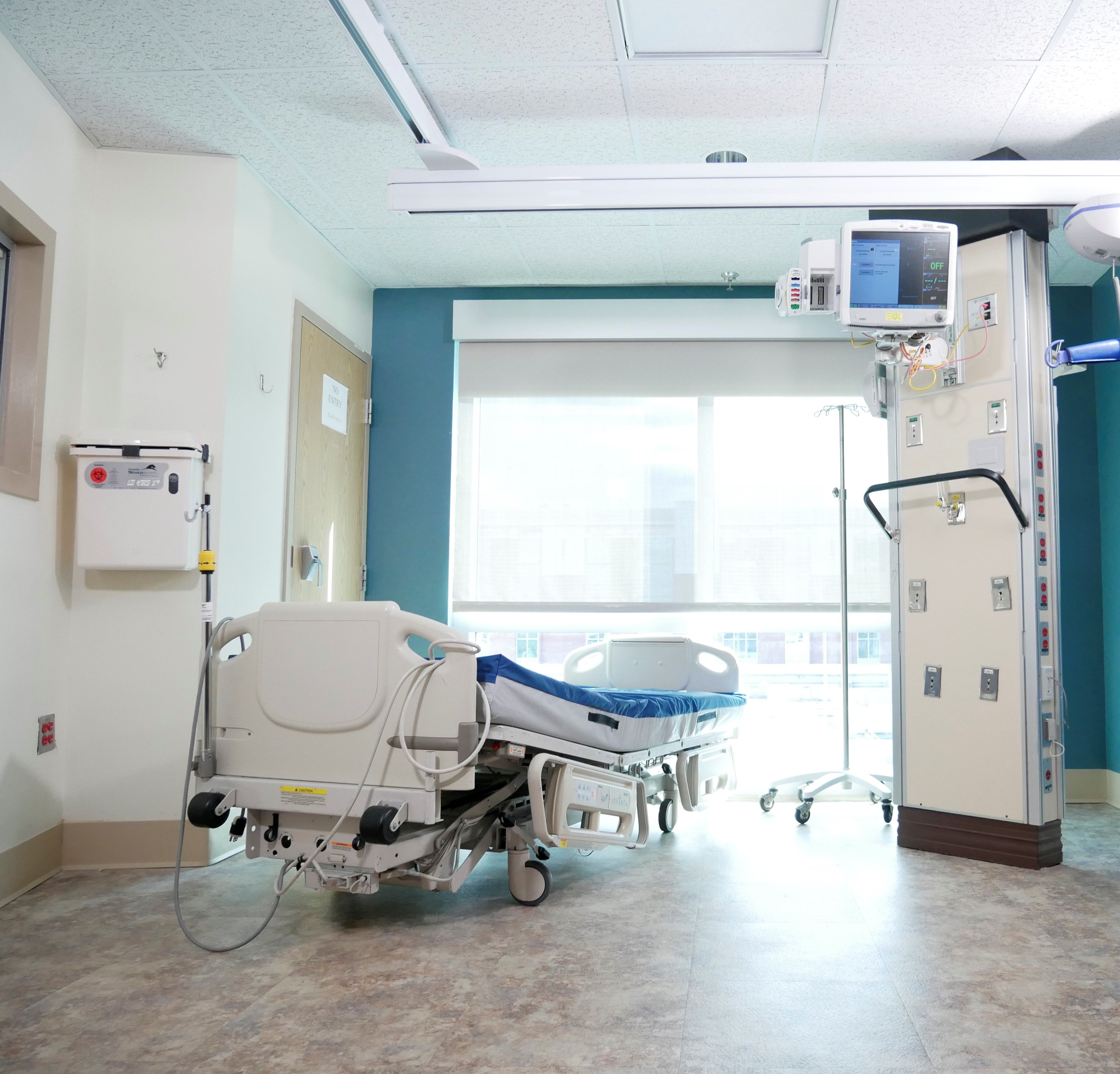 Leito hospitalar e equipamentos clínicos em ambiente assistencial — imagem ilustrativa